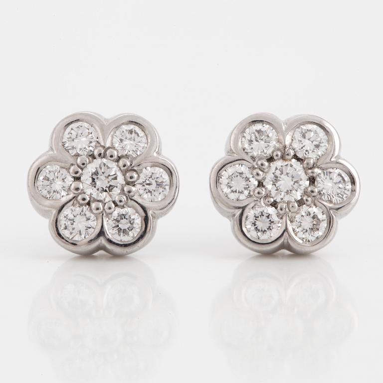 A Gaudy brilliant-cut diamond earrings.