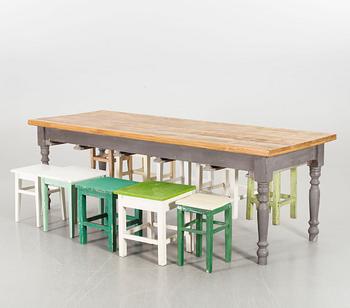 MATBORD med pallar, modern tillverkning.