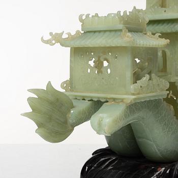 Skulptur, i form av fartyg, grön sten troligen bowenit, Kina, 1900-tal.