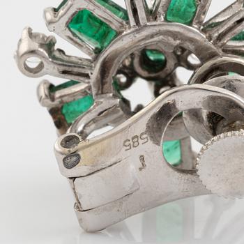 Örhängen, örclips vitguld med smaragder och briljant- och baguetteslipade diamanter.