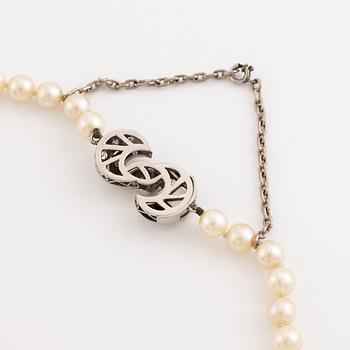 A cultured pearl necklace witk an 18K gold clasp set with eight-cut diamonds.