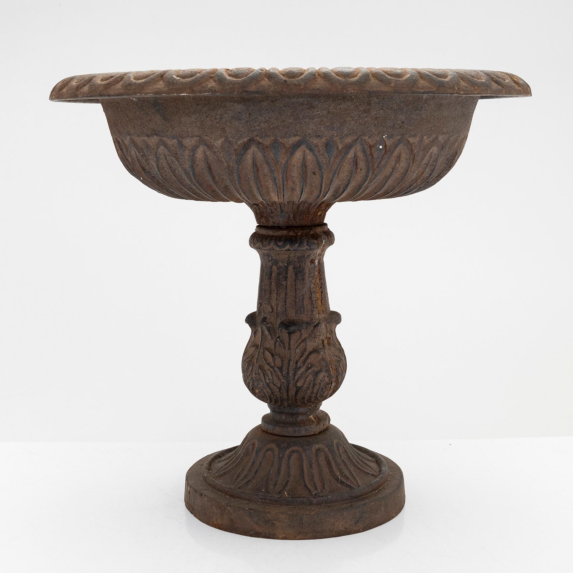 A cast iron bird bath 19th/20th century.