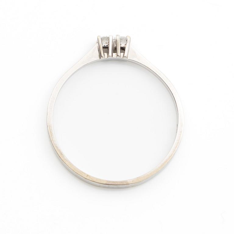 18K white gold ring with two brilliant-cut diamonds.