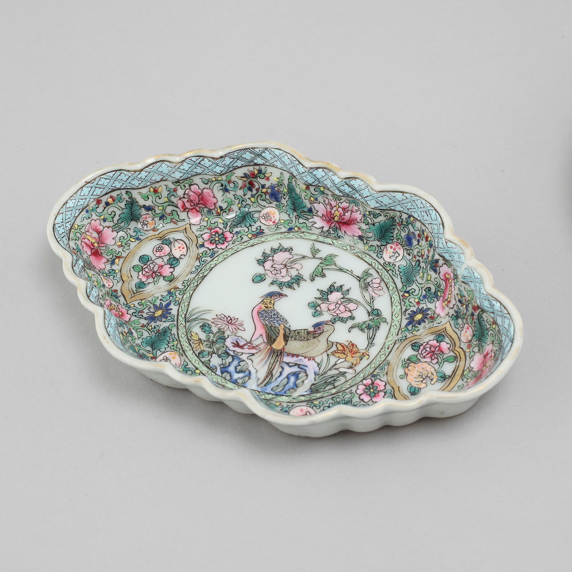 Two porcealin cups with saucers and a small dish from China, 18th century.