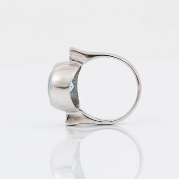 RING, 18K vitguld med cabochonslipad och fasetterad blå topas tot ca 9,18 ct, Arezzo, Italien. Vikt 9,23 g.