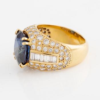 Ring 18K guld med en fasettslipad safir.
