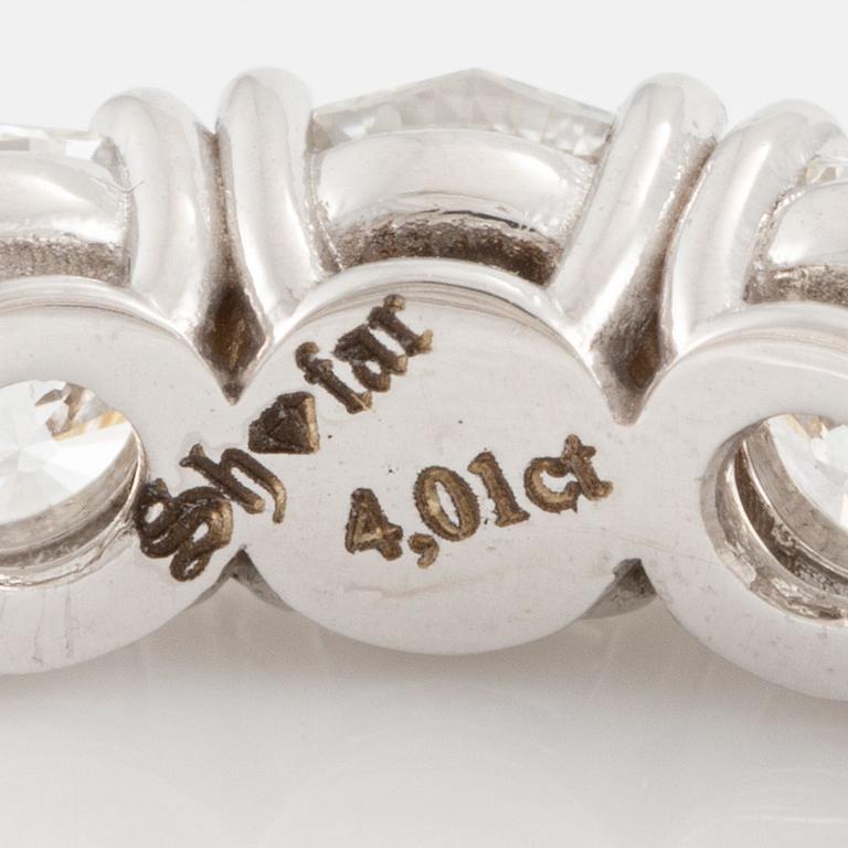 Ring, full eternity, 18K white gold set with fancy-cut diamonds.