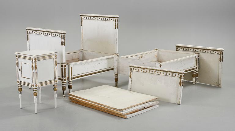 SÄNGAR OCH SÄNGBORD, 3 delar, gustaviansk stil, 1900-tal.