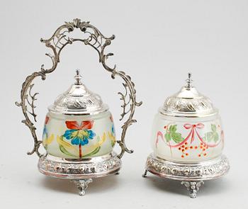 BONBONNIERER, 2 st, nysilver och glas, sekelskiftet 1800-/1900.