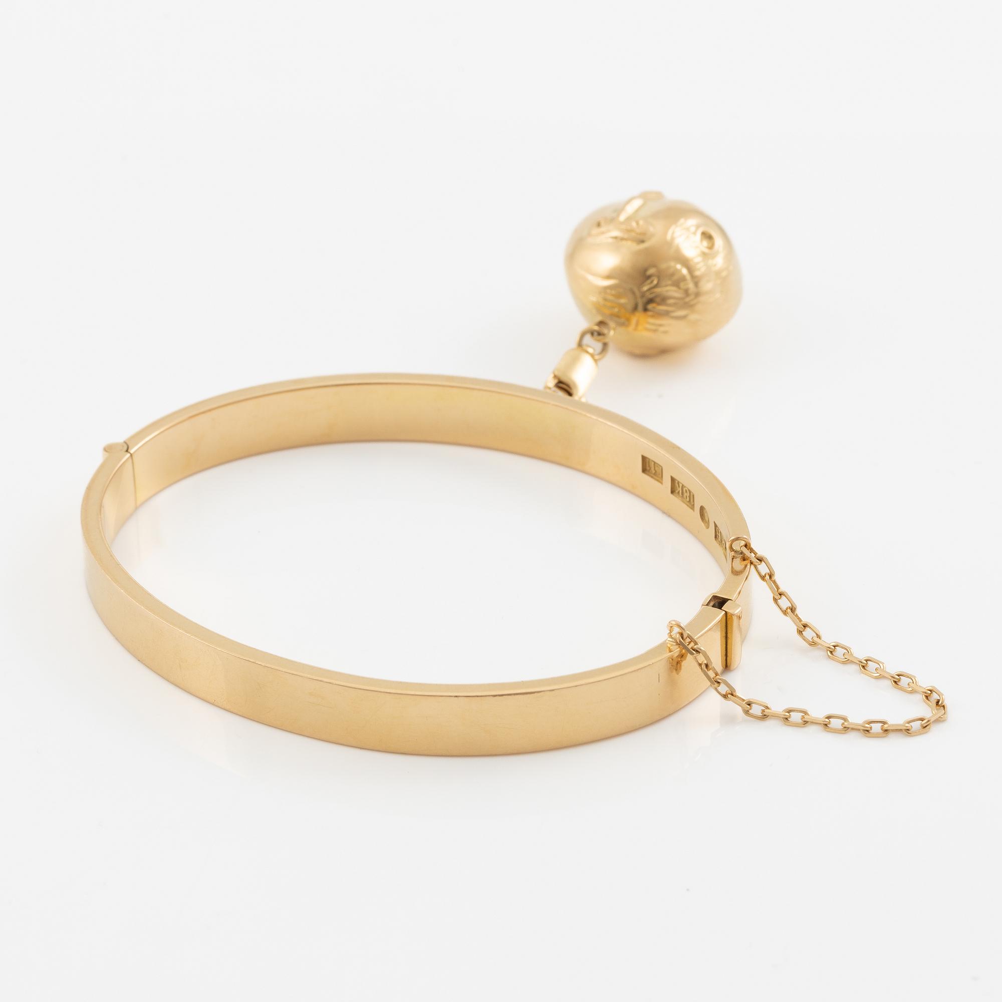 Bracelet, Sebastian Schildt, with a charm in the form of faces, probably Olle Ohlsson, 18K gold.