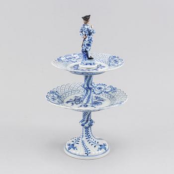 A porcelain table decoration/cookie platter from Teichert Meissen, around the year 1900.