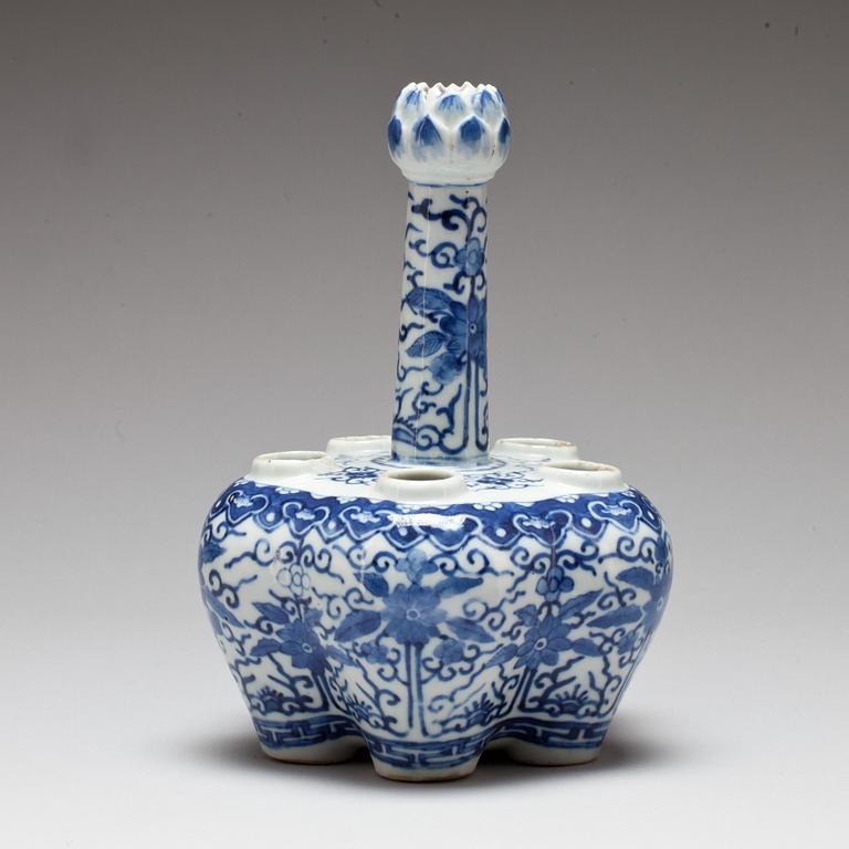 TULPANVAS, porslin. Kina, Qing-dynastin, sent 1800-tal.