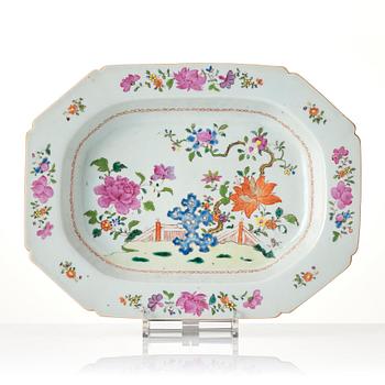 Terrin med lock och fat, kompaniporslin. Qingdynastin, Qianlong (1736-95).
