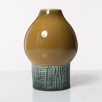 Lisa Larson, väggrelief samt vas, Gustavsberg.