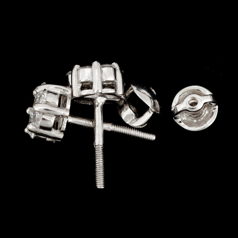 ÖRHÄNGEN, ett par, vitguld 18k, diamanter, totalt ca 0.64 ct. Vikt tot ca 1,5 gram.