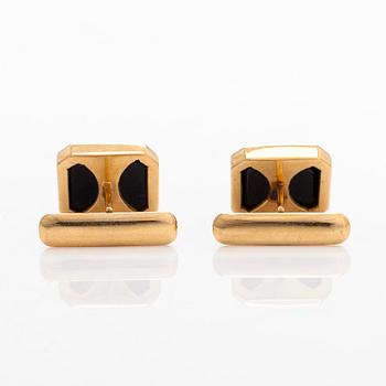 A pair of cufflinks and three shirt buttons,  18K gold and onyx.