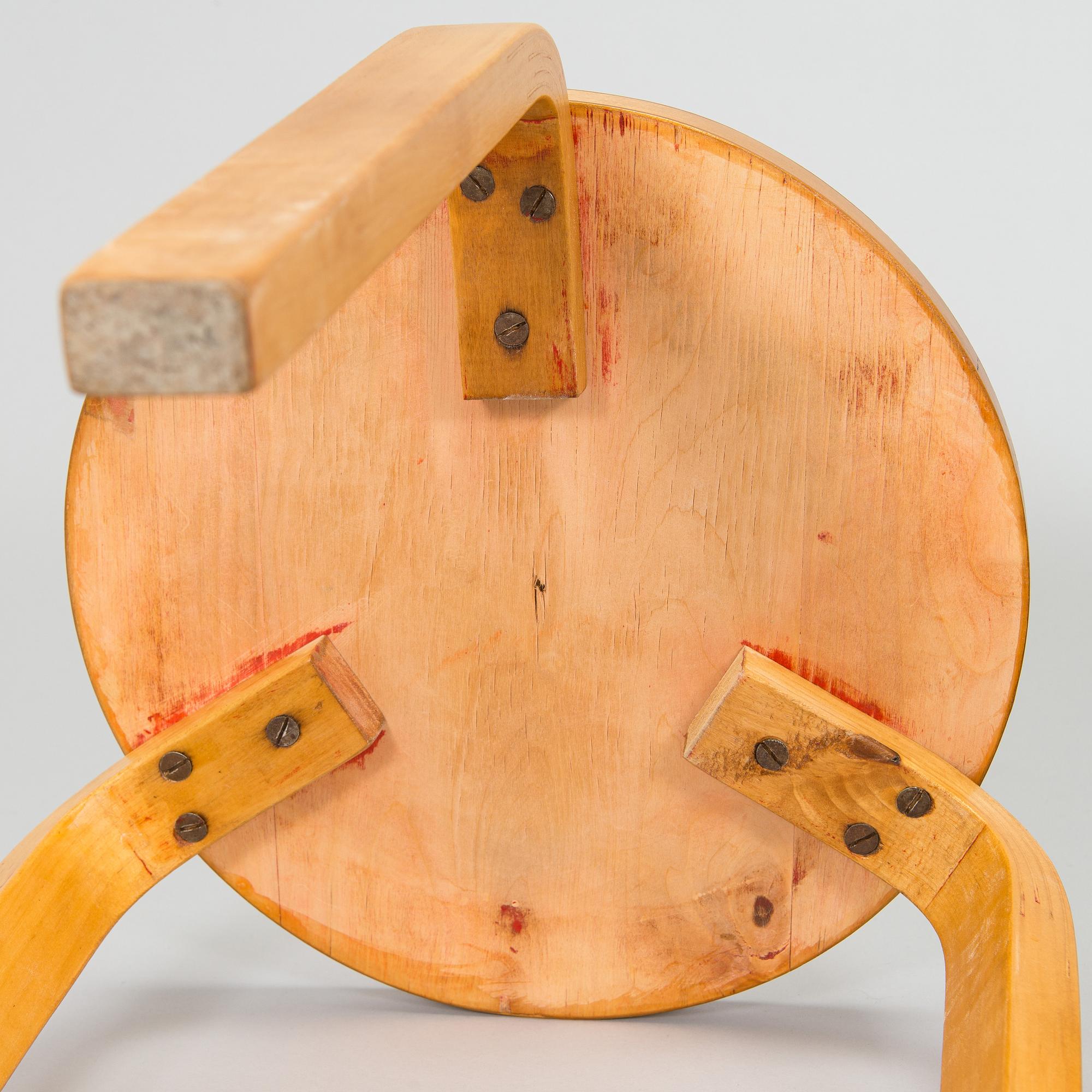 Alvar Aalto, jakkaroita, 4 kpl malli 60, O.Y. Huonekalu- ja Rakennustyötehdas A.B. 1900-luvun puoliväli.