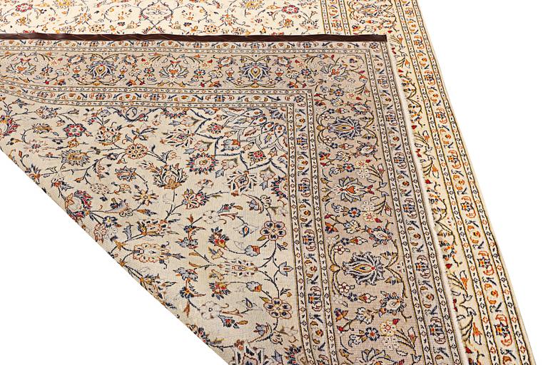 A Kashan carpet, c. 300 x 198 cm.