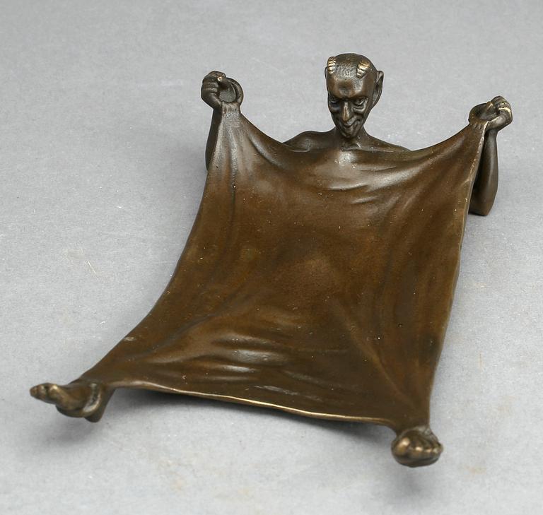 SKRIVBORDSGARNITYR, 4 delar, patinerad brons, erotiska motiv, märkta B, 1900-tal.