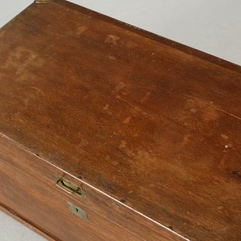 KOFFERT / KISTA, engelsk stil, omkring sekelskiftet 1900.