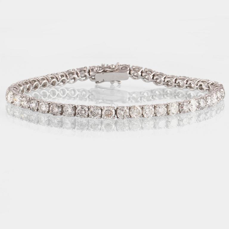 ARMBAND, 18K vitguld med briljantslipade diamanter ca 15.20 ct. Vikt 17,1 gram.