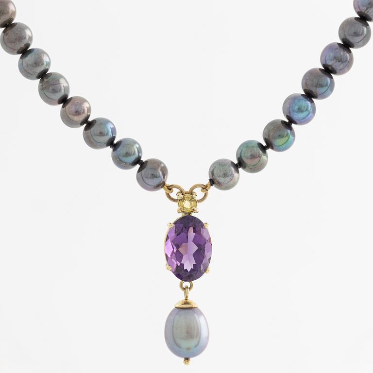 Necklace, with cultured pearls and a gold clasp with amethyst and pearl pendant.