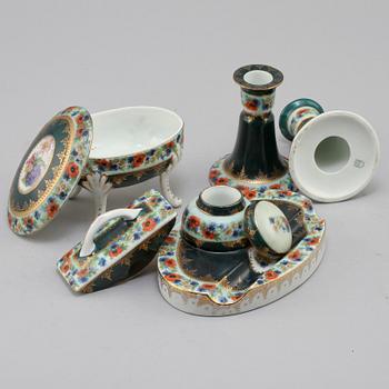 SKRIVBORDSSET, 5 delar, porslin, Wienliknande märke, omkring 1920.