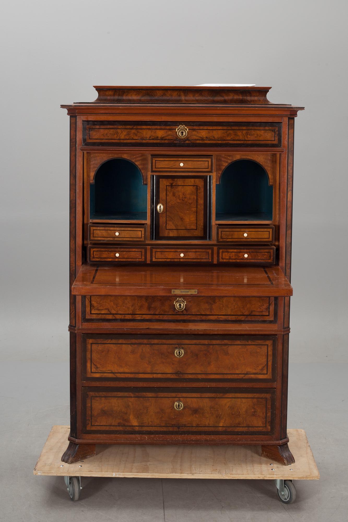 CHIFFONJÉ, nyrenässans. 1800-talets andra hälft.