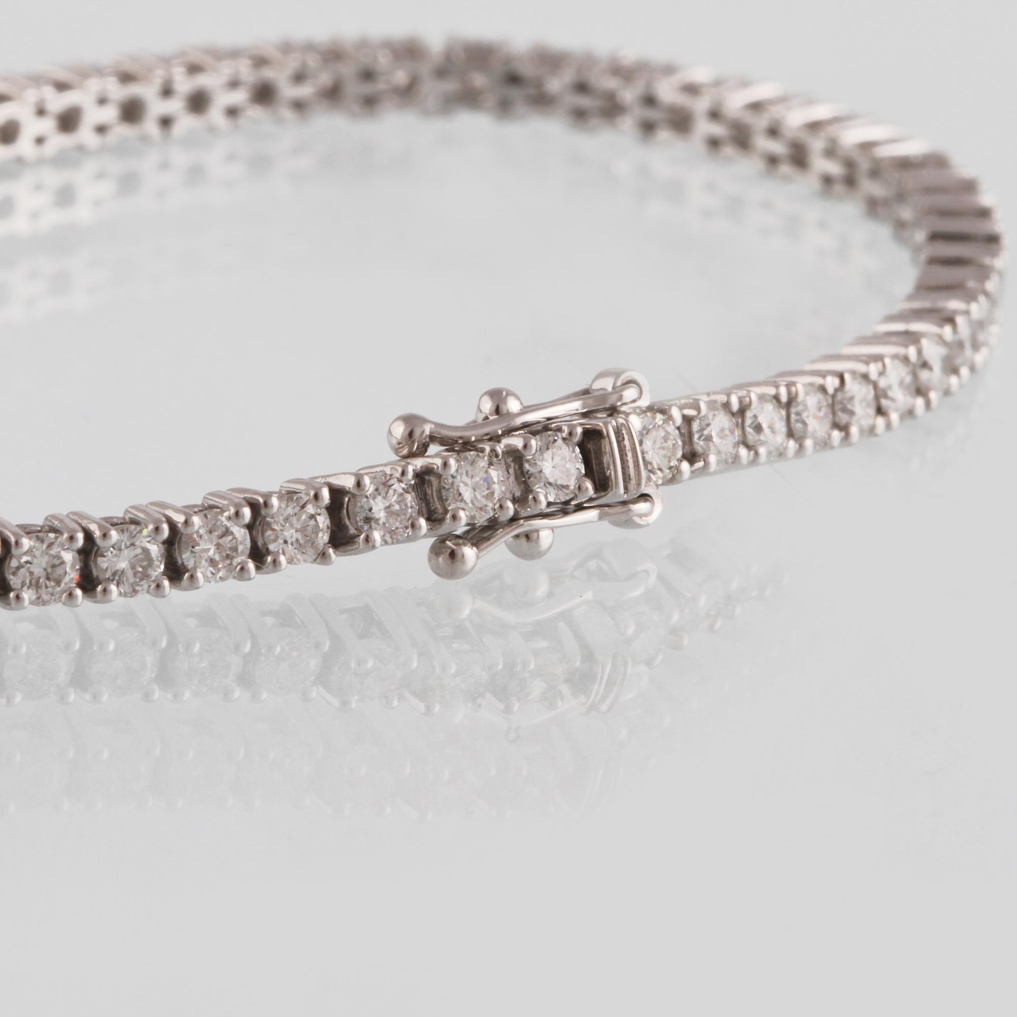 ARMBAND, 18K vitguld med briljantslipade diamanter ca 3.10 ct. Vikt 9,4 gram.