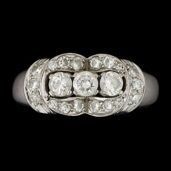 RING, 18k vitguld med briljantslipade diamanter tot ca 0.45ct. Lawepe, Stockholm, 1957. Vikt 5,6g.