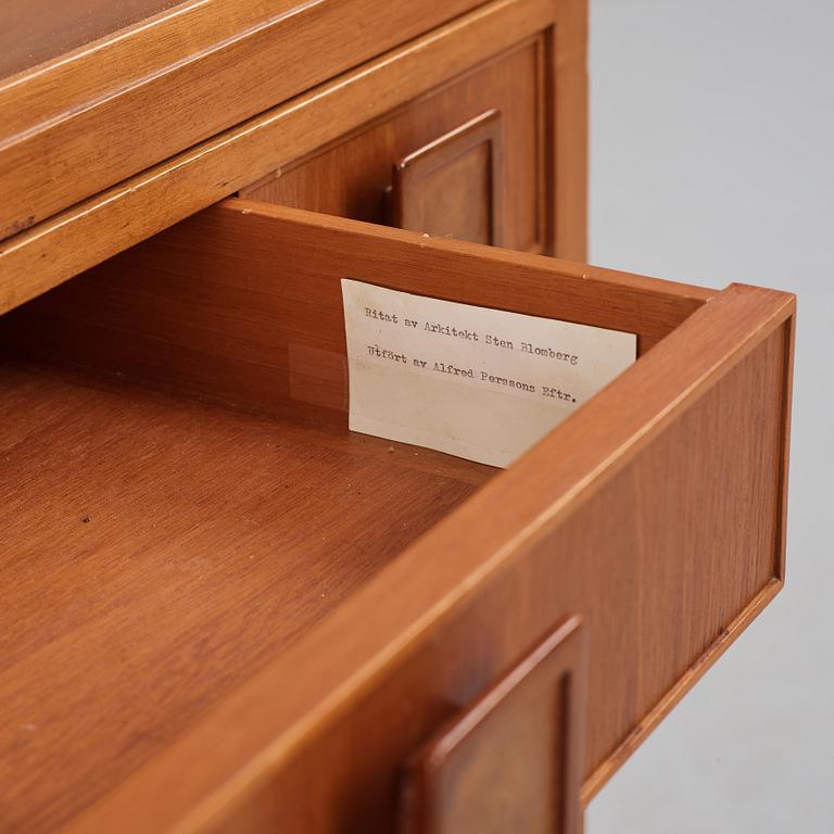 Sten Blomberg, a mahogany showcase cabinet, executed by the workshop of cabinet maker Alfred Persson, 1950-60's,