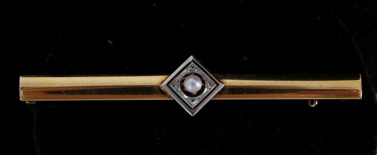 KRÅSNÅL, 20K guld med rosenstenar o sötvattenspärla. 1894.