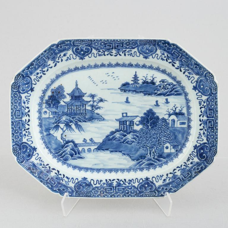 Four blue and white pieces of export porcelain, China, Qianlong (1736-95).
