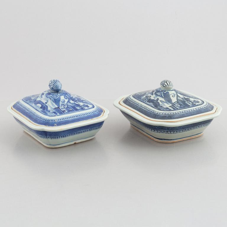 Karrotter, ett par samt stekfat, två snarlika, porslin, Kina, Qingdynastin, 1700- och 1800-tal.