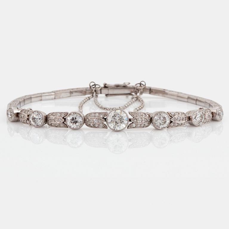 A platinum bracelet set with old- and eight-cut diamonds with a total weight of ca 1.50 cts.