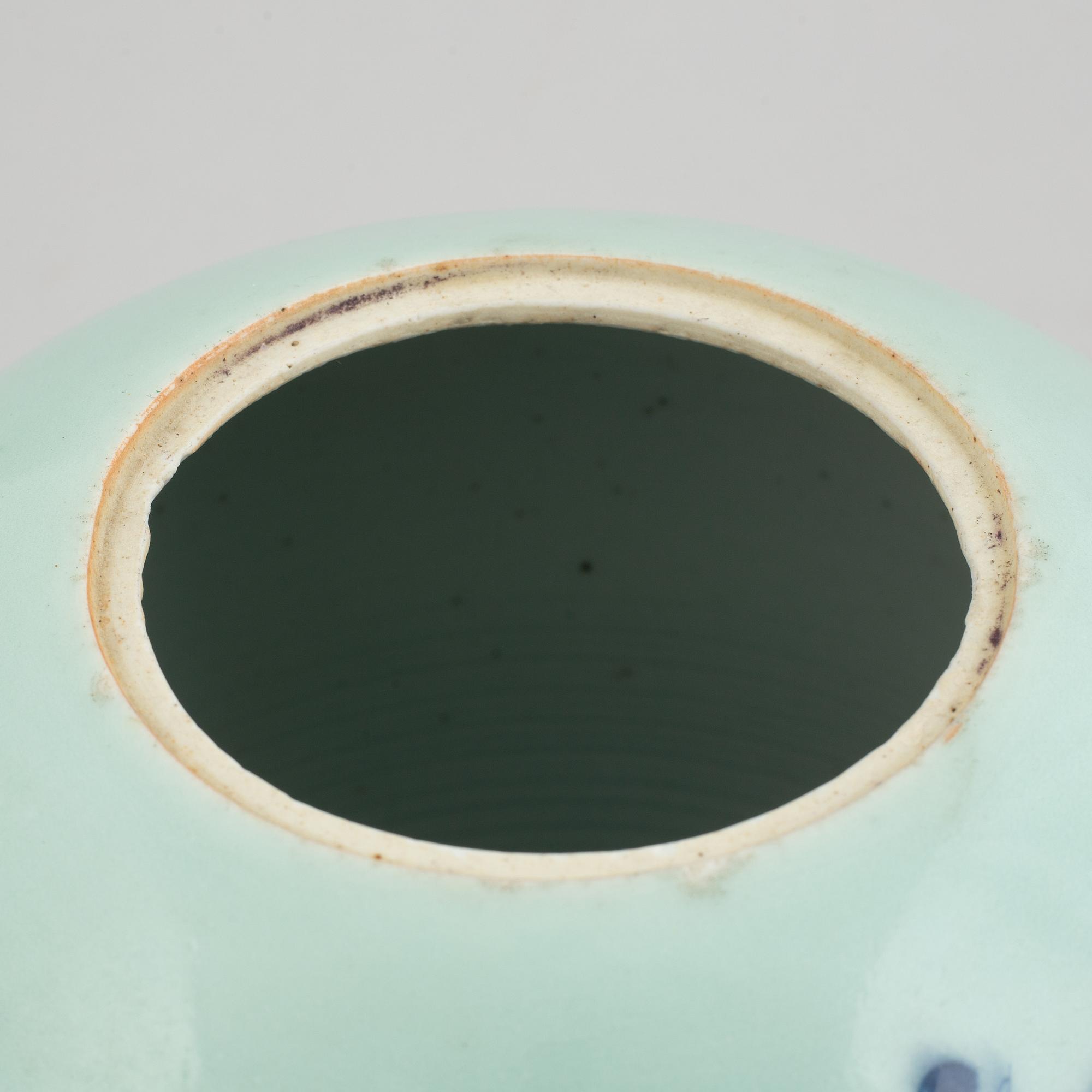 A porcelain pot, China, Qingdynasty, 19th century.