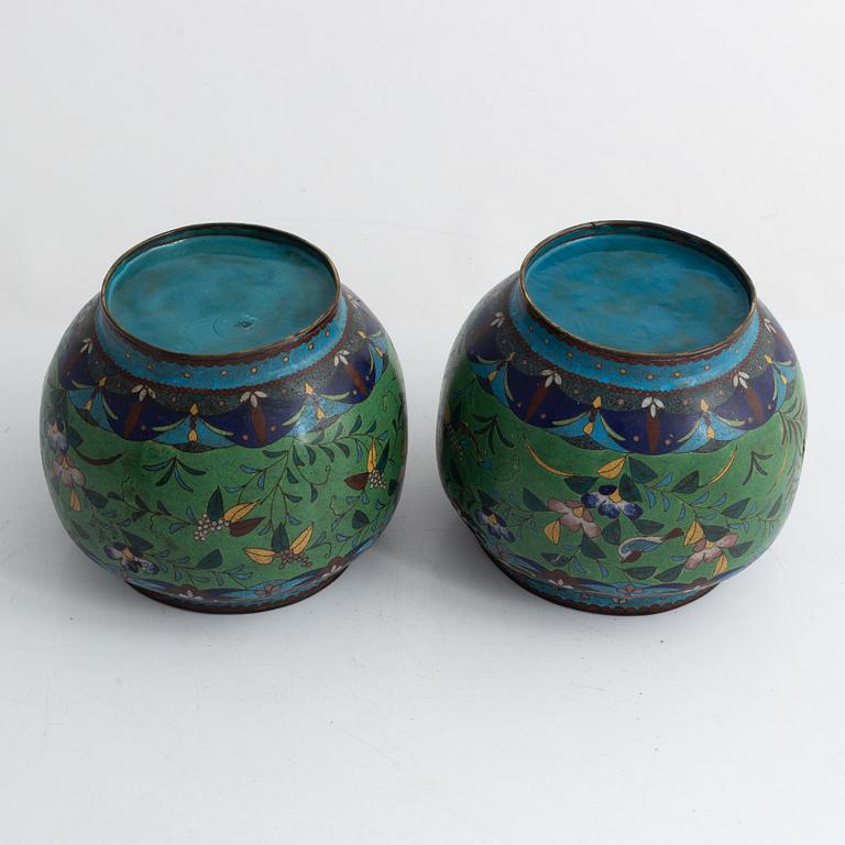 A pair och Chinese cloisoé pots, first part of the 20th century.
