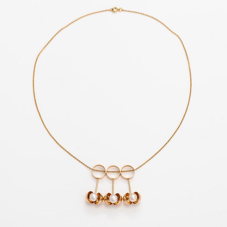 Olli Auvinen, A 14K gold and cultured pearls necklace. Westerback, Helsinki 1967.