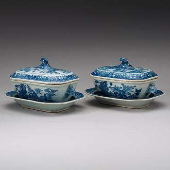 SMÖRTERRINER med LOCK och FAT, ett par, kompaniporslin. Qing dynastin, Qianlong (1736-95).