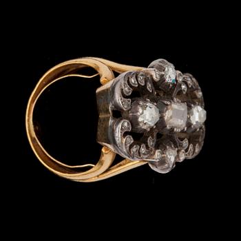 A rose- and table-cut diamond ring. 19th century.