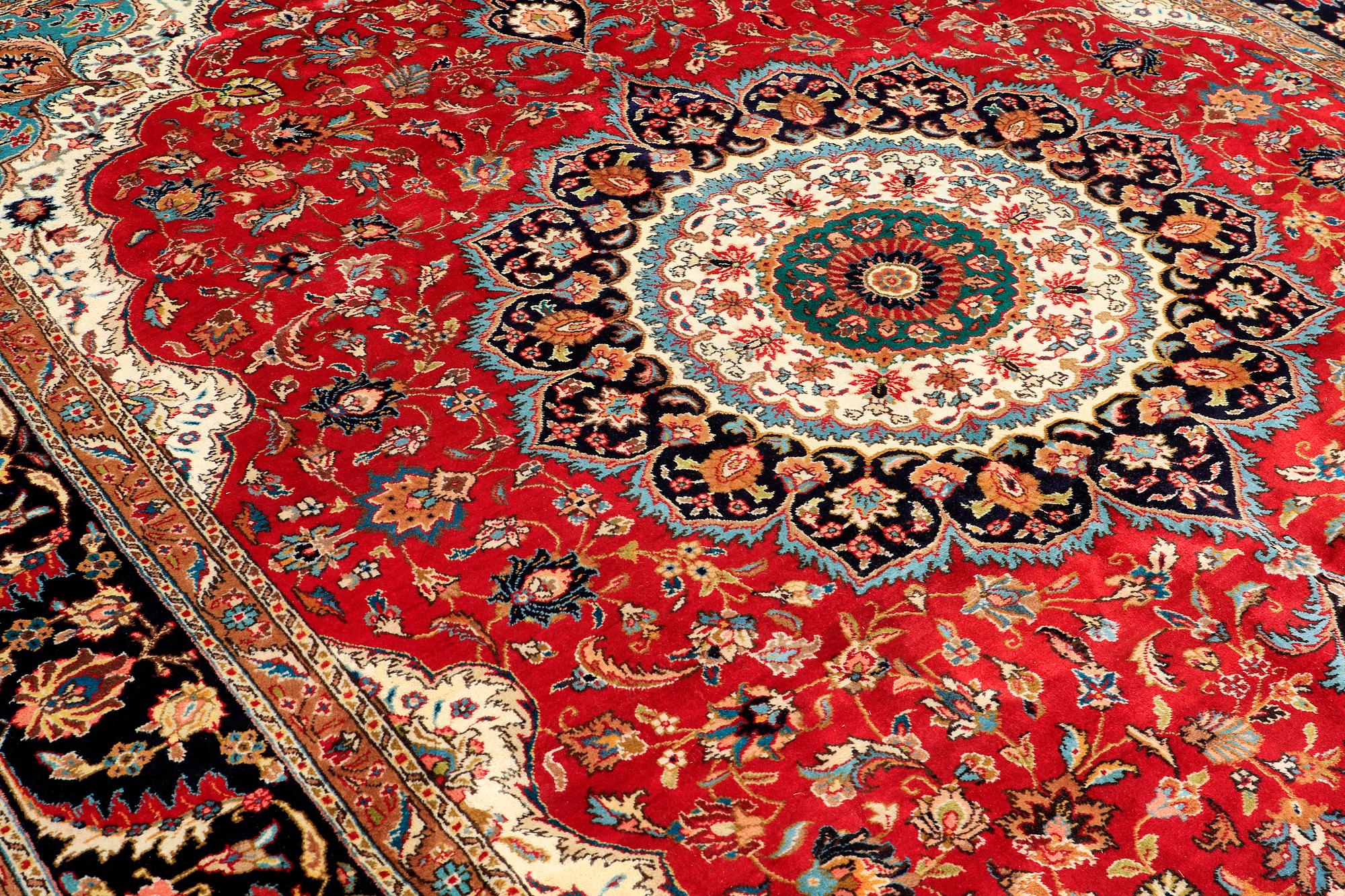 A CARPET, Tabriz, ca 374 x 295 cm.