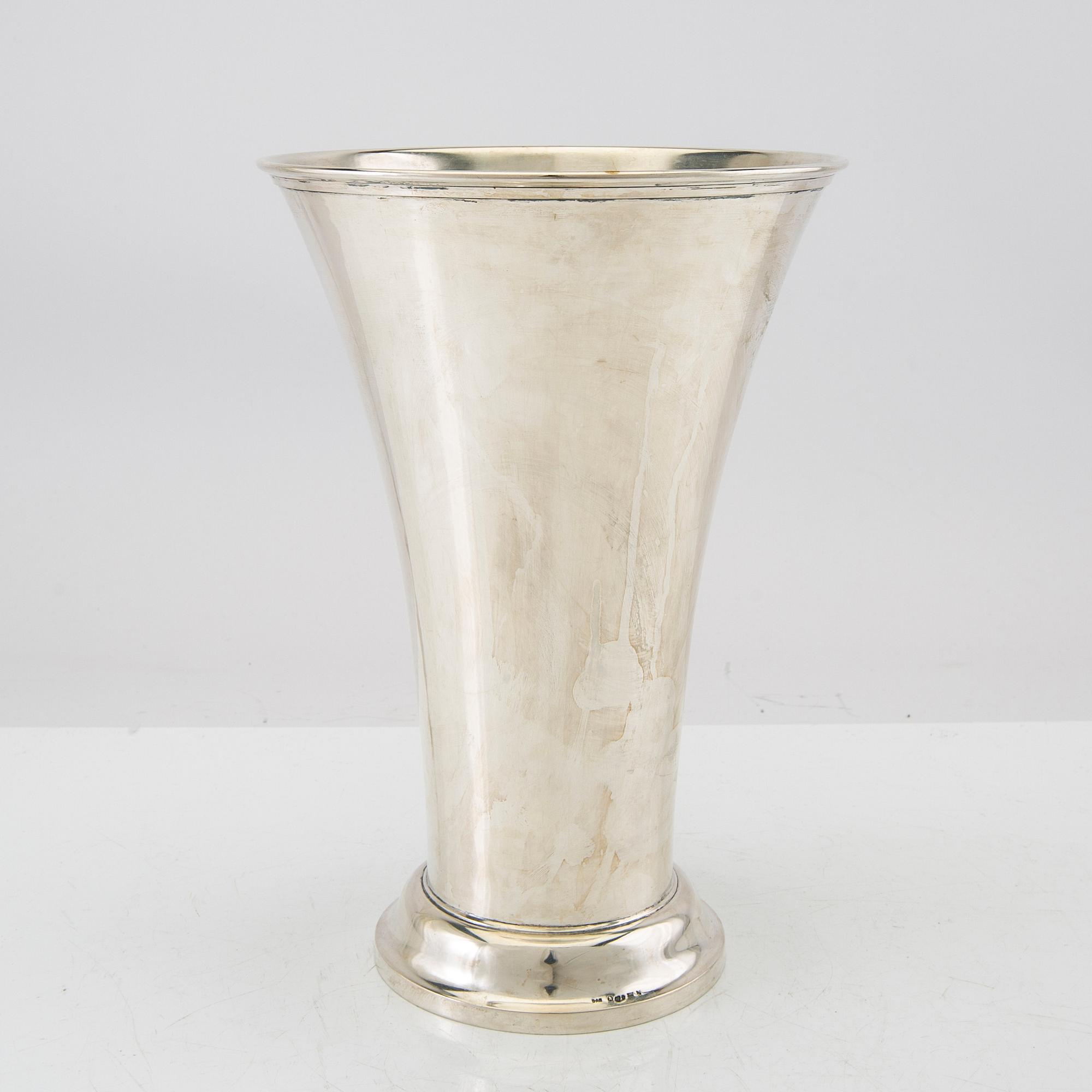 A Swedish 20th century silver vase mark of GAB Stockholm 1919, weight 585 grams.