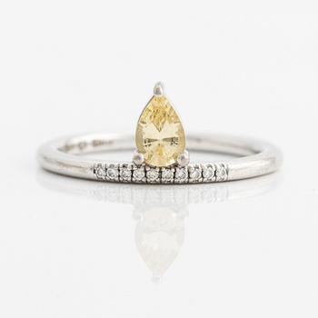 Ring, Cecilia Kores, Mumbai Stockholm, med droppformad gul safir och små briljantslipade diamanter,