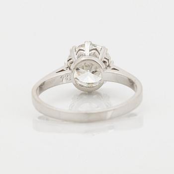 Ring 18K vitguld med en rund briljantslipad diamant 1.86 ct enligt gravyr kvalitet ca G/H si/i.