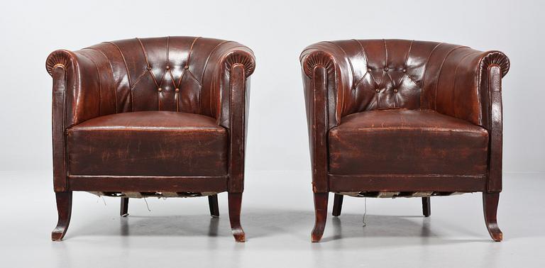 CLUBFÅTÖLJER, ett par, 1900-talets början.