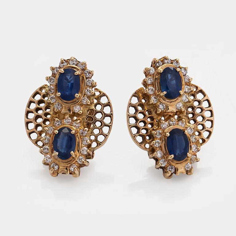 Örhängen, fasettslipade safirer, briljantslipade diamanter, 14K guld.