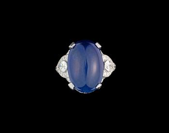 1013. RING, cabochonslipad blå safir, 14.37 ct med briljantslipade diamanter, tot. ca 1.30 ct. Cert. GRS.