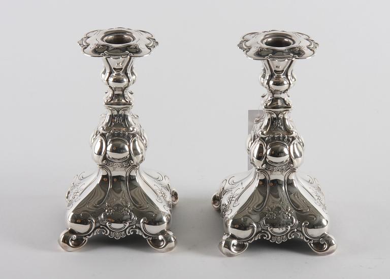 LJUSSTAKAR, ett par, silver, GAB 1949, barockstil.