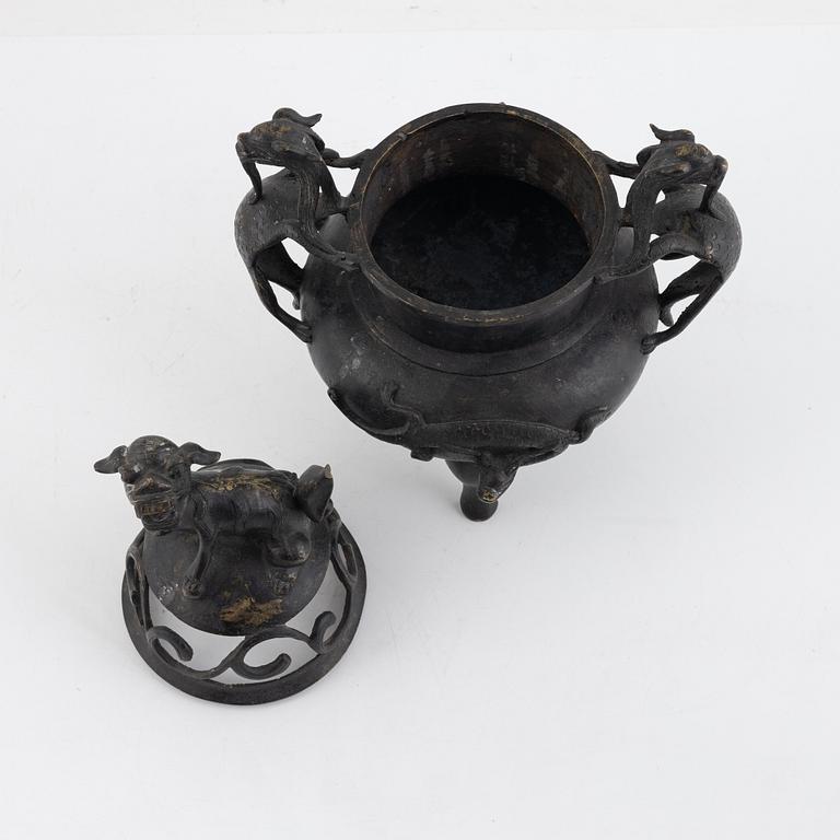 A Chinese bronze censer, late Qing dynasty.