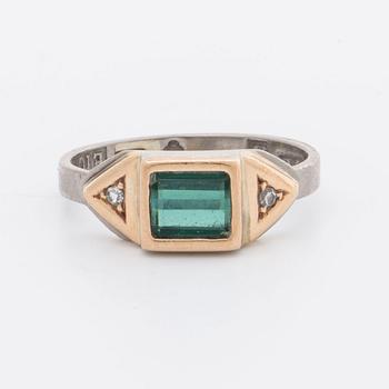 2 RINGAR 18 K vitguld, 1 turmalin ca 5 x 6 mm samt 2 diamanter 8/8, 1 slät ring.